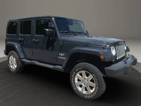 Used 2017 Jeep Wrangler Unlimited Sahara w/ Dual Top Group AWD/4WD image 7
