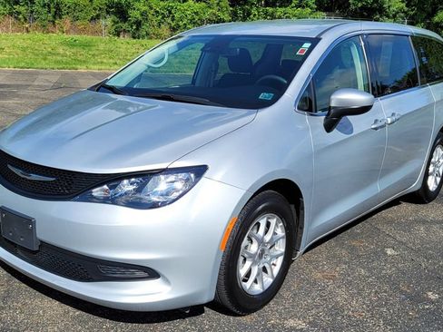 Used 2023 Chrysler Voyager LX FWD image 3