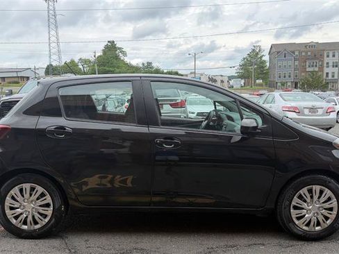 Used 2017 Toyota Yaris L w/ Carpet Mat Package FWD image 10