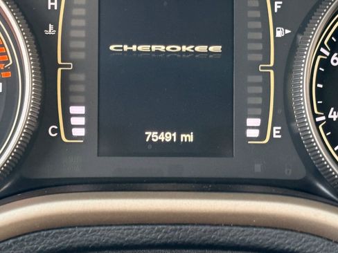 Used 2018 Jeep Cherokee Latitude w/ Altitude Package image 18