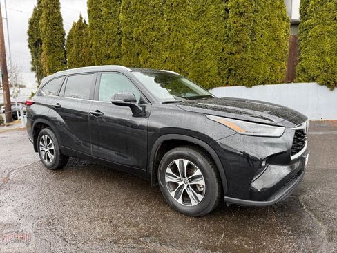 Certified 2023 Toyota Highlander XLE image 1