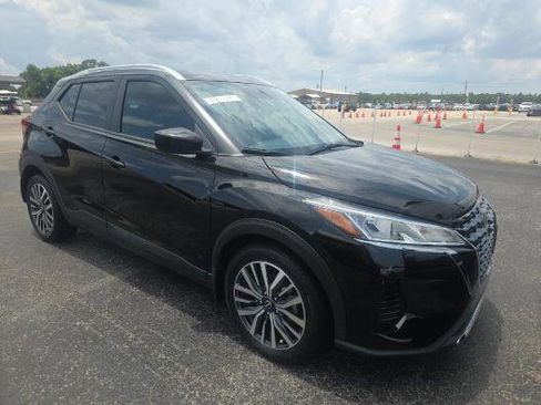 Used 2023 Nissan Kicks SV FWD image 2