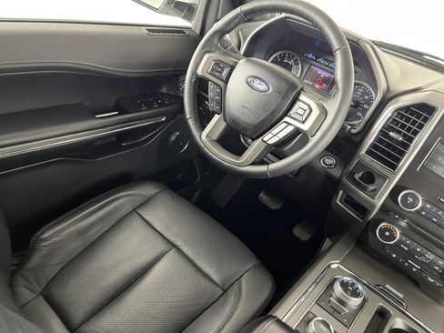 Used 2018 Ford Expedition XLT w/ Equipment Group 201A AWD/4WD image 9