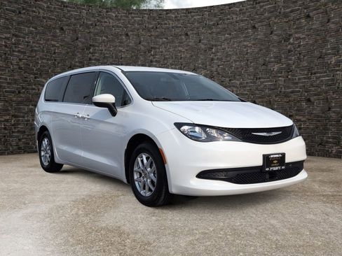 Used 2022 Chrysler Voyager LX FWD image 2