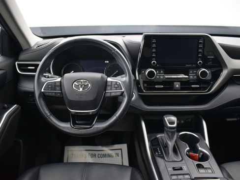 Used 2021 Toyota Highlander XLE AWD/4WD image 17