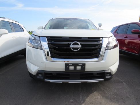 Used 2023 Nissan Pathfinder SL AWD/4WD image 2