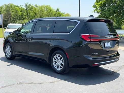 Used 2023 Chrysler Pacifica Touring-L FWD image 5