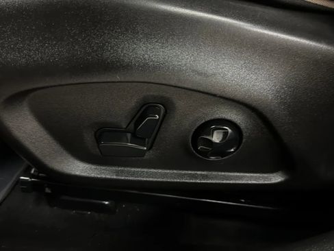 Used 2018 Jeep Renegade Latitude w/ Popular Equipment Group FWD image 17