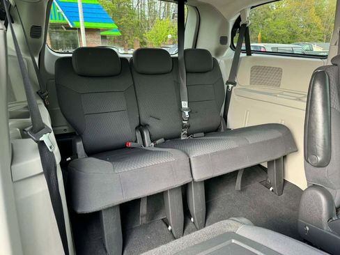 Used 2010 Dodge Grand Caravan SE w/ Climate Group image 16