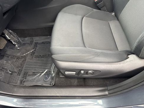 Used 2023 Toyota Venza LE AWD/4WD image 29
