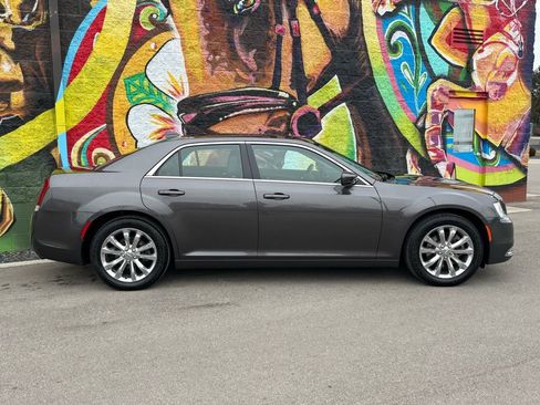 Used 2017 Chrysler 300 Limited image 11