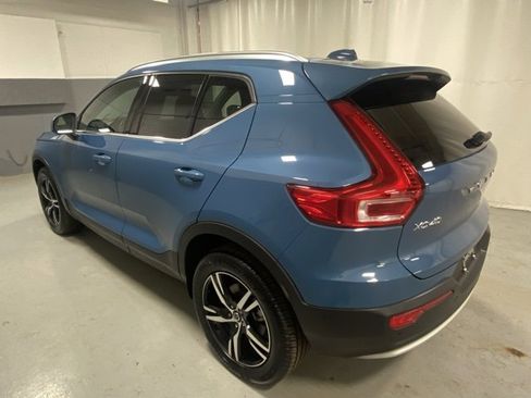 Used 2025 Volvo XC40 B5 Core image 2