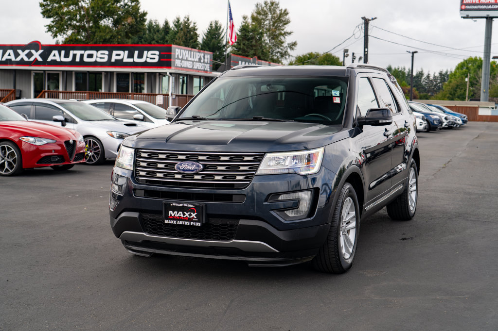 Used 2017 Ford Explorer XLT w/ Equipment Group 201A FWD image 4