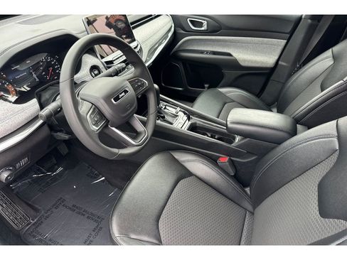 Used 2024 Jeep Compass Latitude image 12