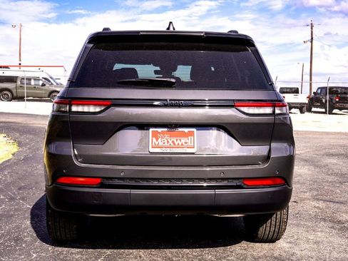 New 2025 Jeep Grand Cherokee Altitude image 8