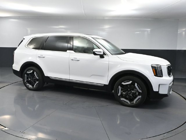 Used 2024 Kia Telluride EX w/ EX Captain's Chair Package AWD/4WD image 3