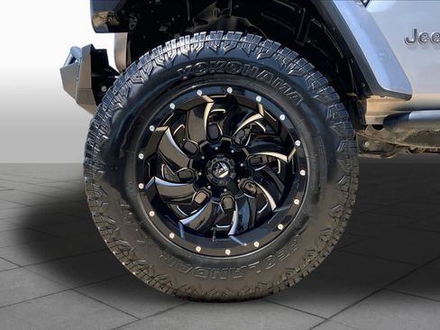 Used 2020 Jeep Gladiator Overland AWD/4WD image 11