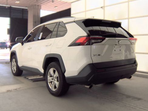 Used 2021 Toyota RAV4 XLE w/ Convenience Package FWD image 4