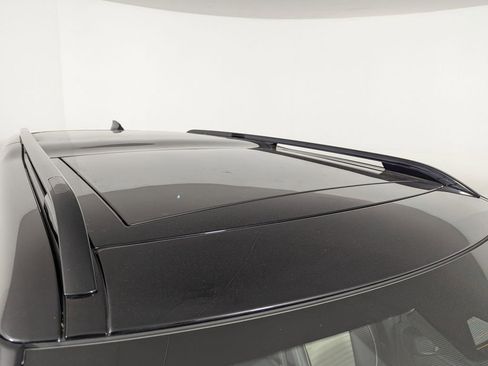 Used 2024 Land Rover Discovery Dynamic SE image 28