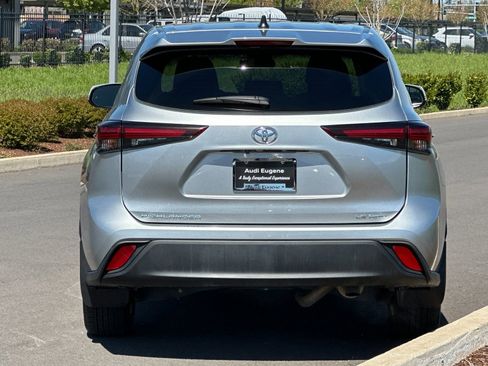 Used 2024 Toyota Highlander LE image 4