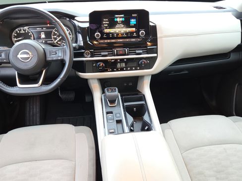 Used 2024 Nissan Pathfinder SV image 12