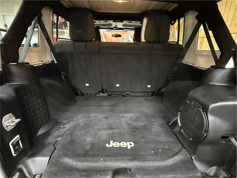 Used 2012 Jeep Wrangler Unlimited Sahara w/ Connectivity Group AWD/4WD image 12