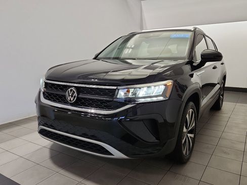Certified 2023 Volkswagen Taos SE w/ Panoramic Sunroof Package image 2