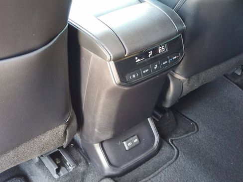 Used 2023 Toyota Highlander XLE FWD image 34