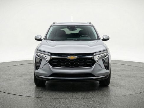 Used 2025 Chevrolet Trax LT w/ LT Convenience Package image 2