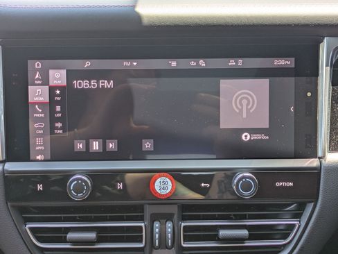 Certified 2025 Porsche Macan image 18