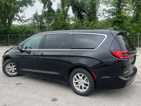 Used 2023 Chrysler Pacifica Touring-L FWD image 4