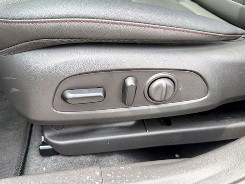 Certified 2025 Chevrolet Trax RS w/ Sunroof Package FWD image 14