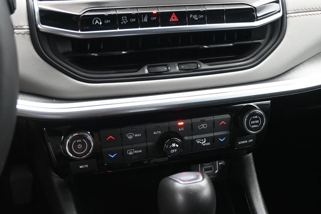 Used 2025 Jeep Compass Limited AWD/4WD image 18