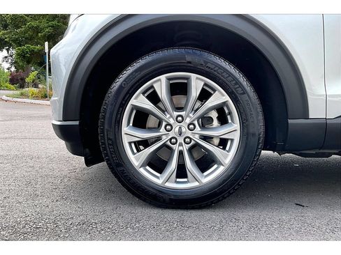 Used 2023 Ford Explorer Limited AWD/4WD image 9