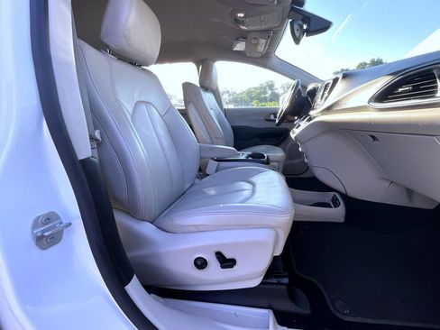 Used 2019 Chrysler Pacifica Touring-L Plus FWD image 18