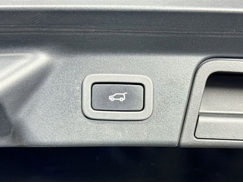 Used 2019 Land Rover Range Rover Velar R-Dynamic SE image 33