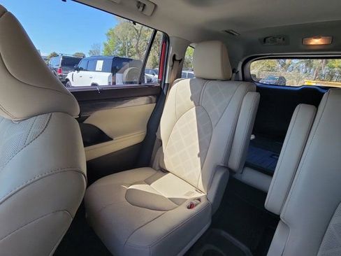 Used 2022 Toyota Highlander Platinum image 4