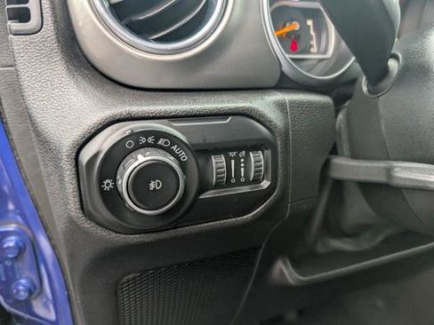 Used 2020 Jeep Wrangler Unlimited Sahara image 17