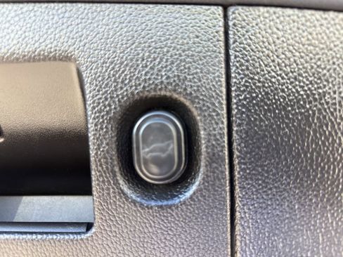 Used 2018 GMC Yukon Denali image 32