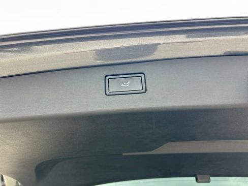 Used 2025 Volkswagen Tiguan SE FWD image 9