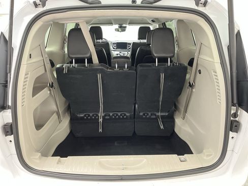 Used 2024 Chrysler Pacifica Touring-L image 29