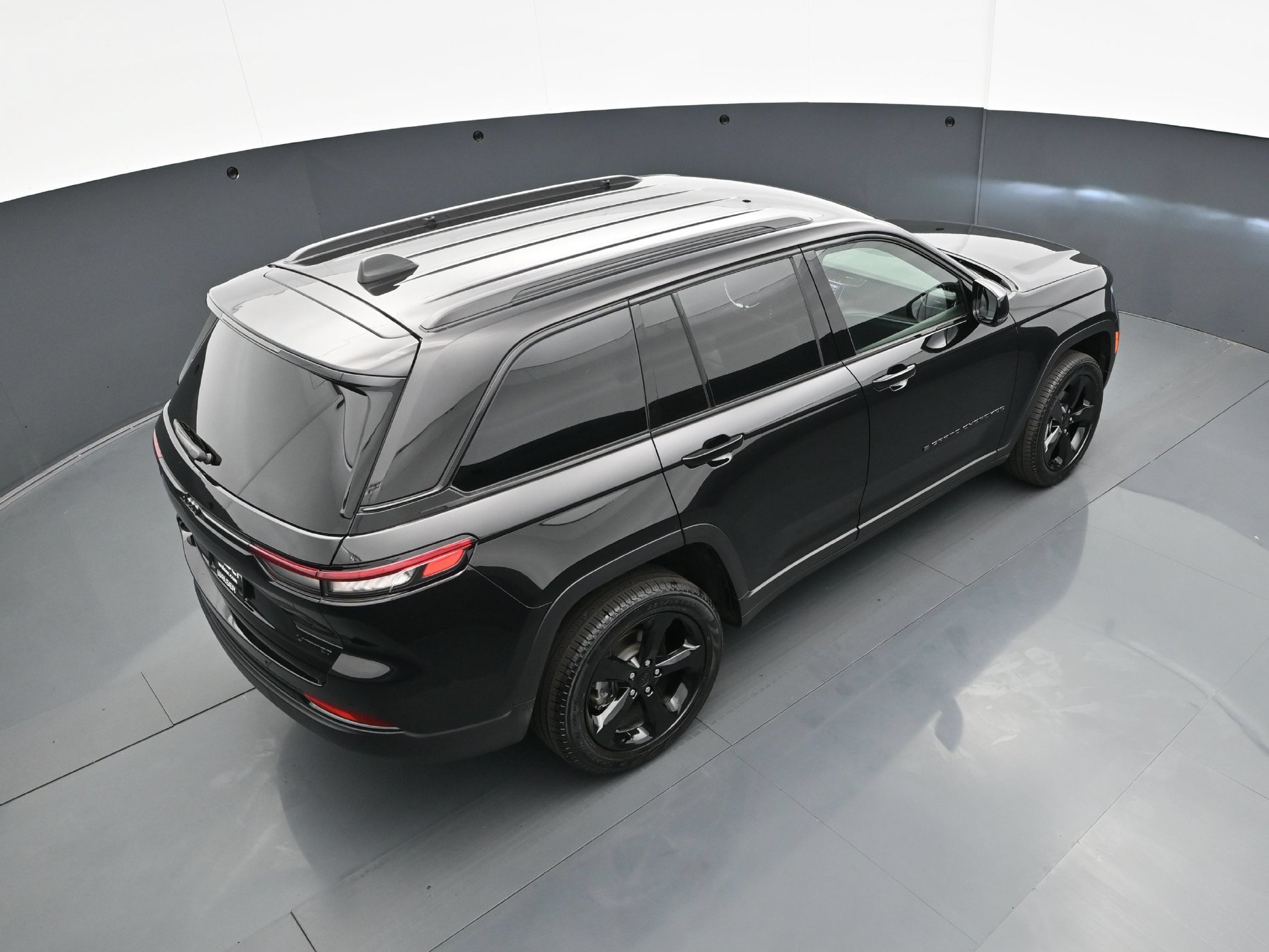 Used 2025 Jeep Grand Cherokee Limited w/ Black Appearance Package AWD/4WD image 43