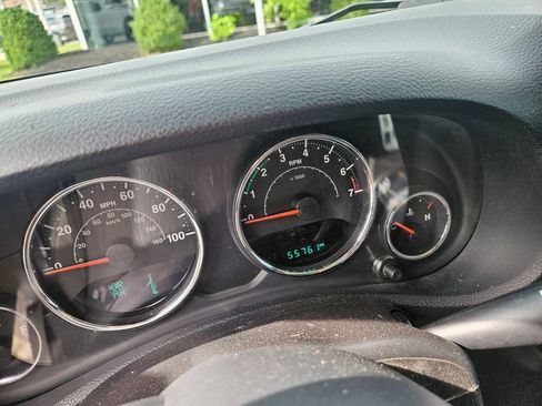 Used 2017 Jeep Wrangler Sahara w/ Connectivity Group AWD/4WD image 9