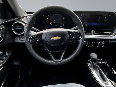 Used 2025 Chevrolet Trax LT FWD image 9