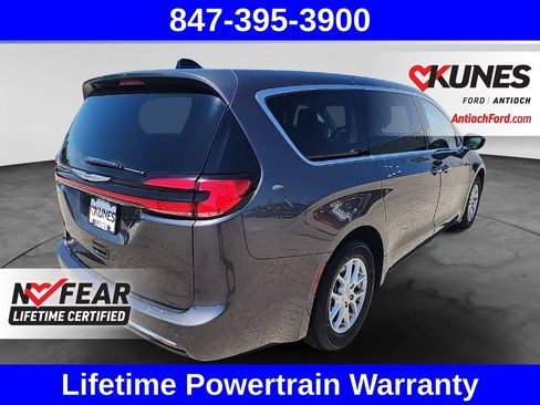 Used 2023 Chrysler Pacifica Touring-L FWD image 10