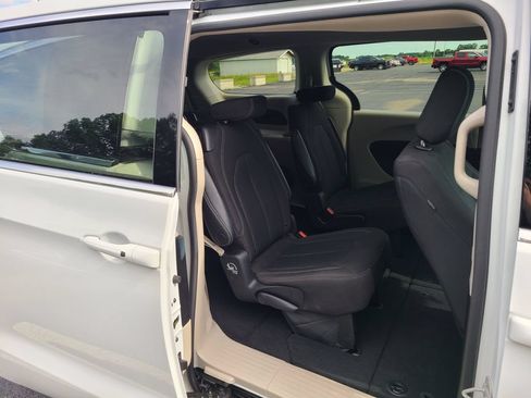 Used 2023 Chrysler Voyager LX FWD image 15