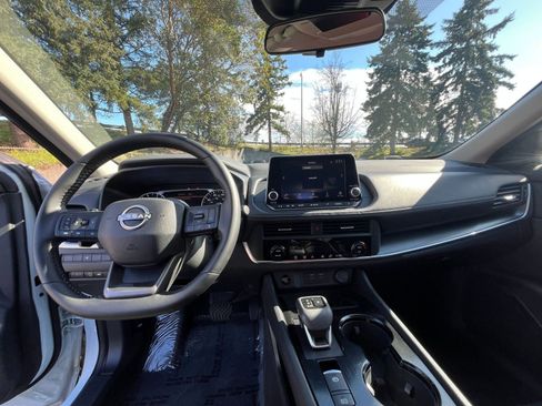 Used 2025 Nissan Rogue SV image 35