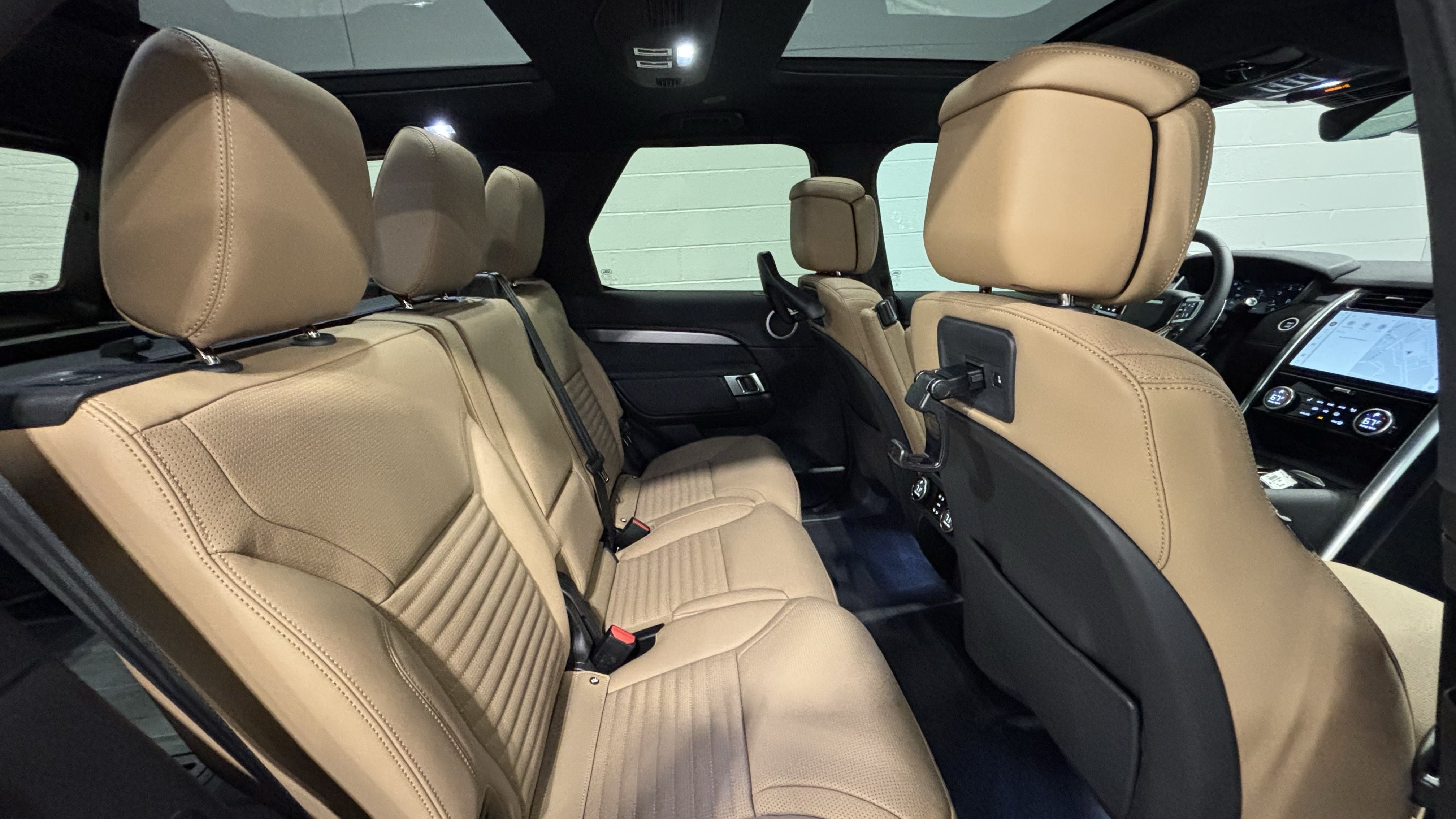 New 2026 Land Rover Discovery Limited Edition AWD/4WD image 16