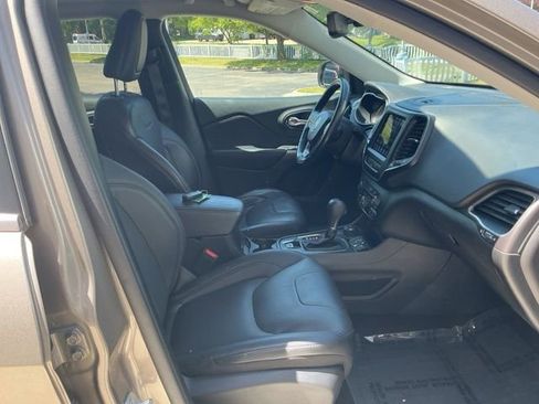 Used 2021 Jeep Cherokee Latitude Lux w/ Comfort/Convenience Group AWD/4WD image 32