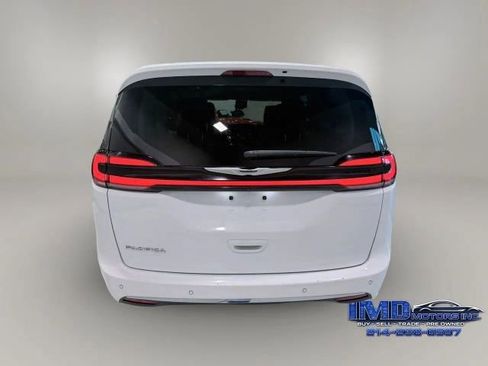 Used 2024 Chrysler Pacifica Touring-L FWD image 6